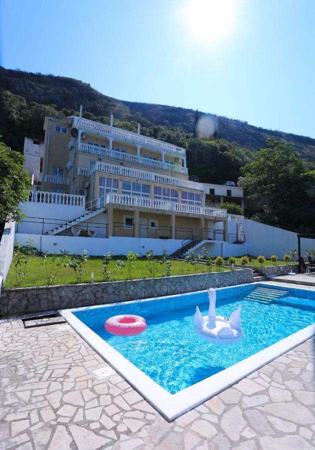 Mountain Bay Views Apartments Njivice Bagian luar foto